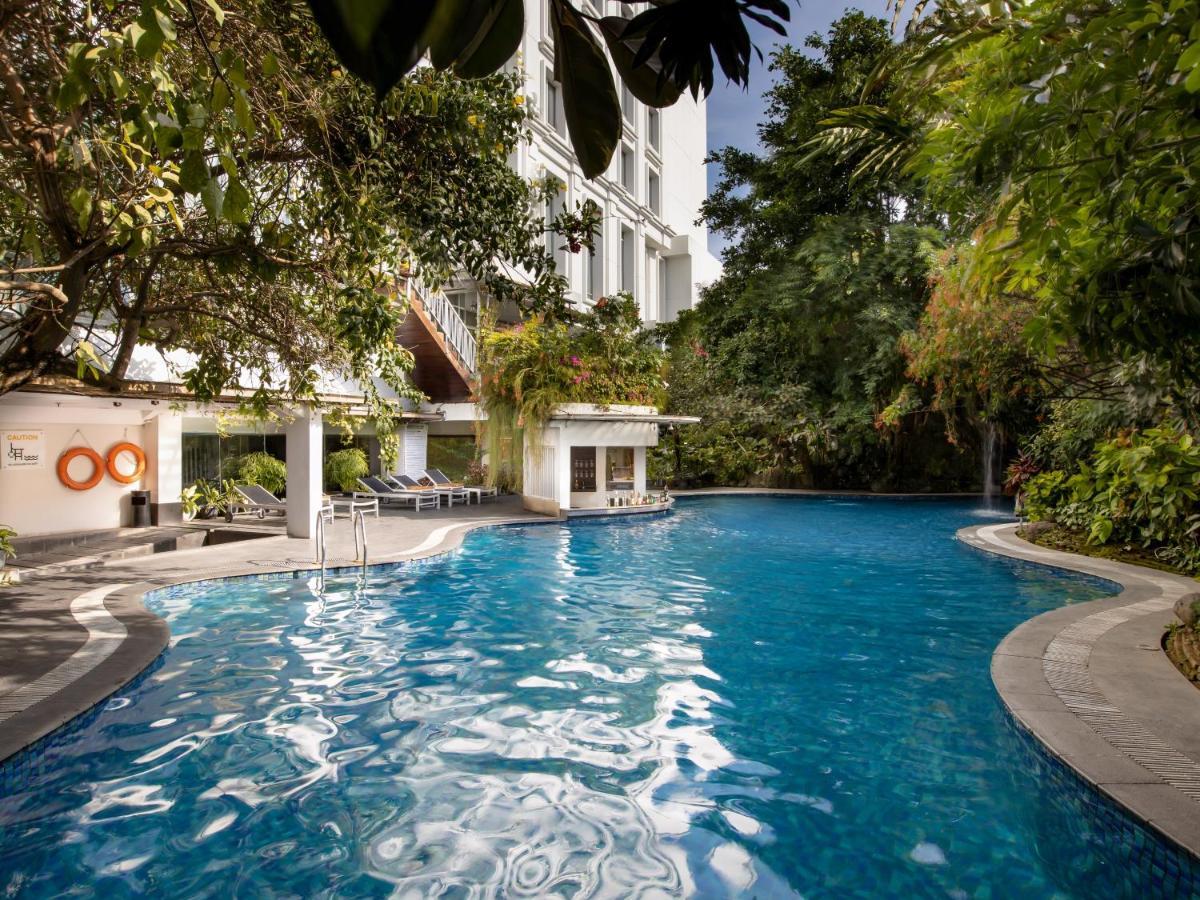Jambuluwuk Malioboro Hotel Джокьякарта Экстерьер фото The pool at the hotel