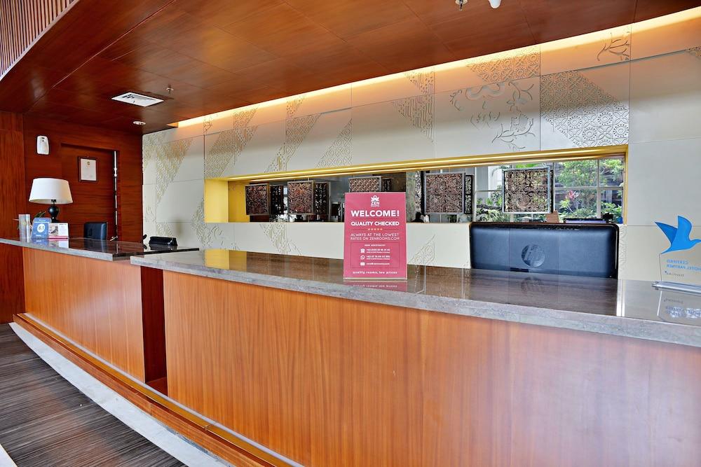 Jambuluwuk Malioboro Hotel Джокьякарта Экстерьер фото The reception desk at the main entrance