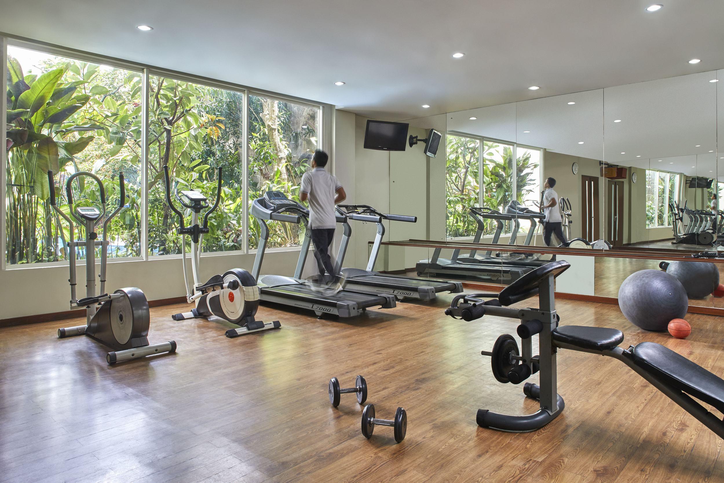 Jambuluwuk Malioboro Hotel Джокьякарта Экстерьер фото The gym at the hotel