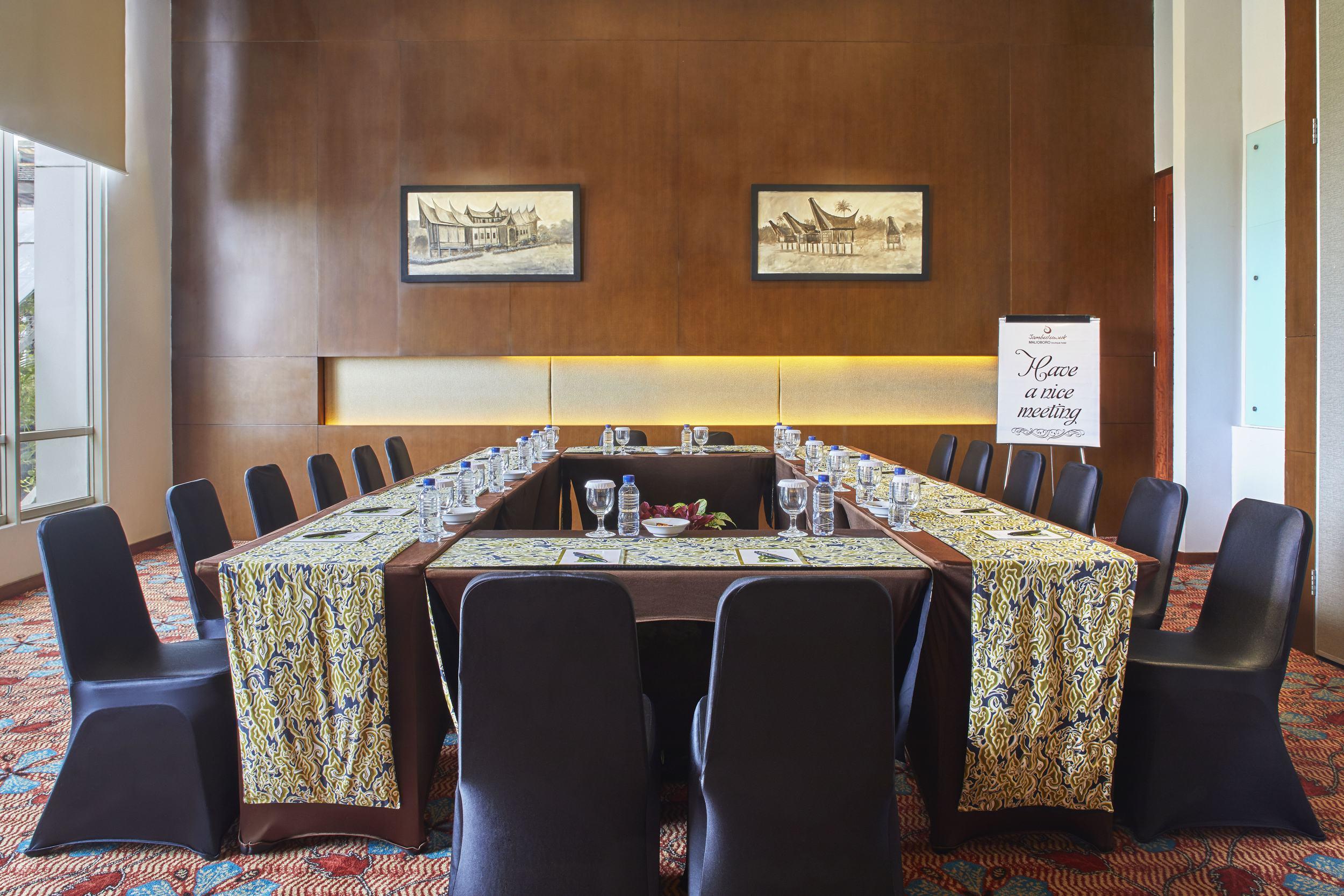 Jambuluwuk Malioboro Hotel Джокьякарта Экстерьер фото Meeting room at the hotel