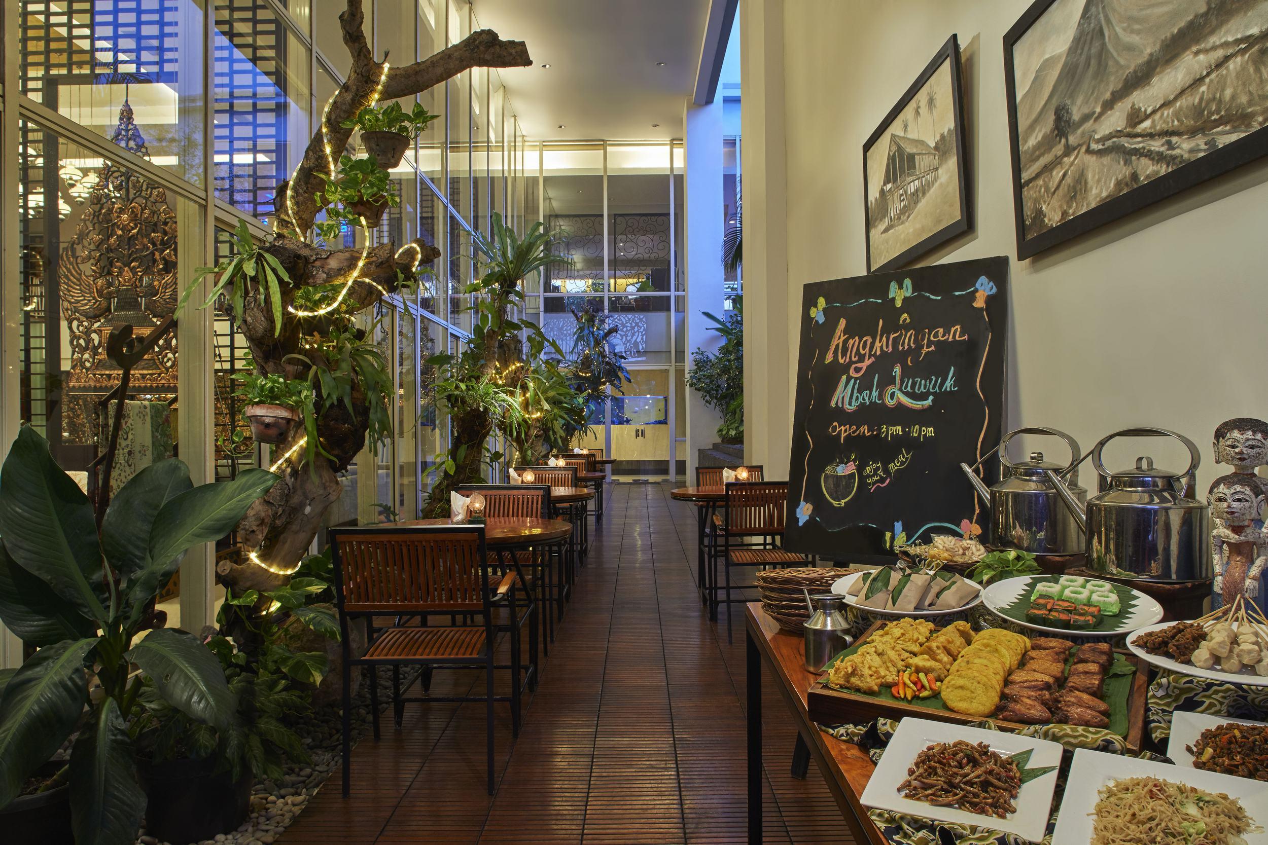 Jambuluwuk Malioboro Hotel Джокьякарта Экстерьер фото Restaurant in Hanoi