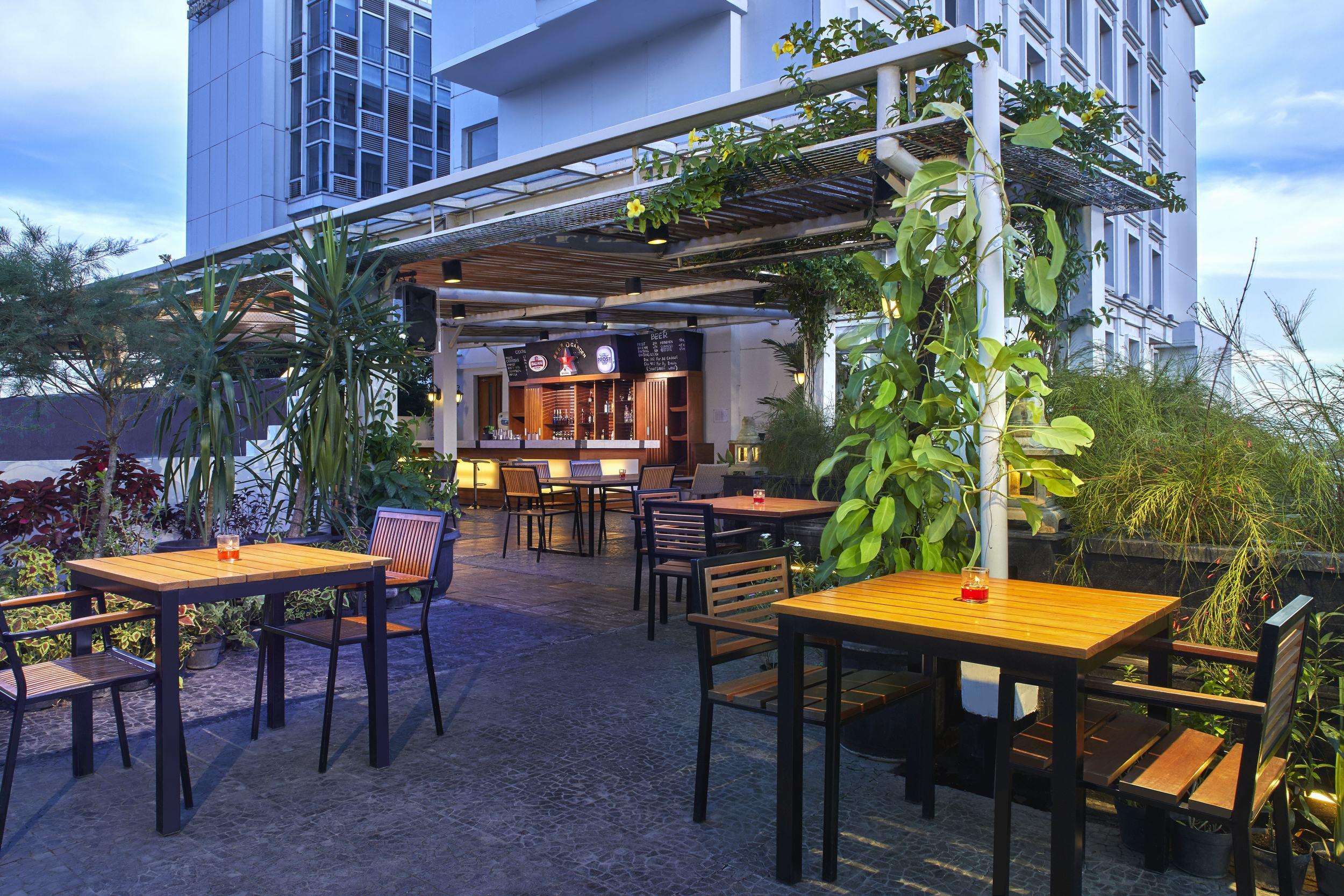 Jambuluwuk Malioboro Hotel Джокьякарта Экстерьер фото The bar at the rooftop of the hotel