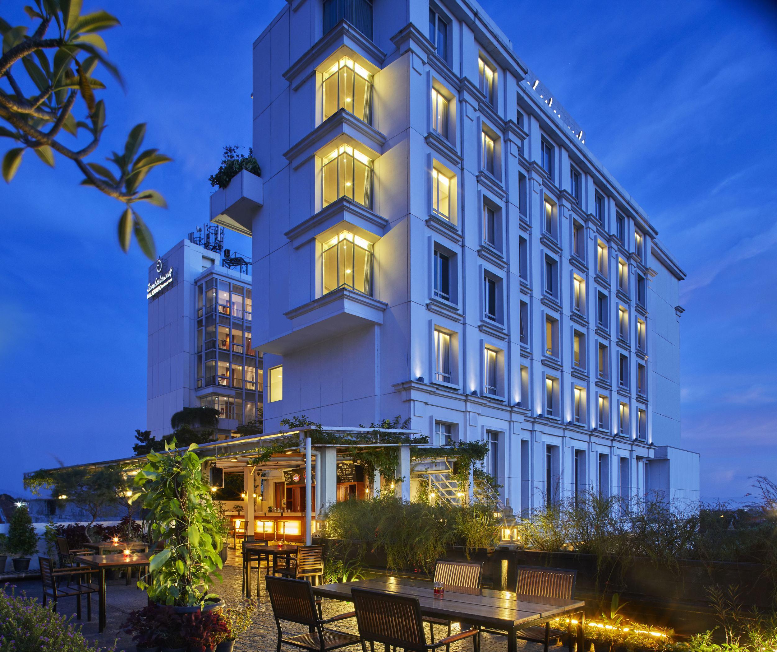 Jambuluwuk Malioboro Hotel Джокьякарта Экстерьер фото The hotel at night