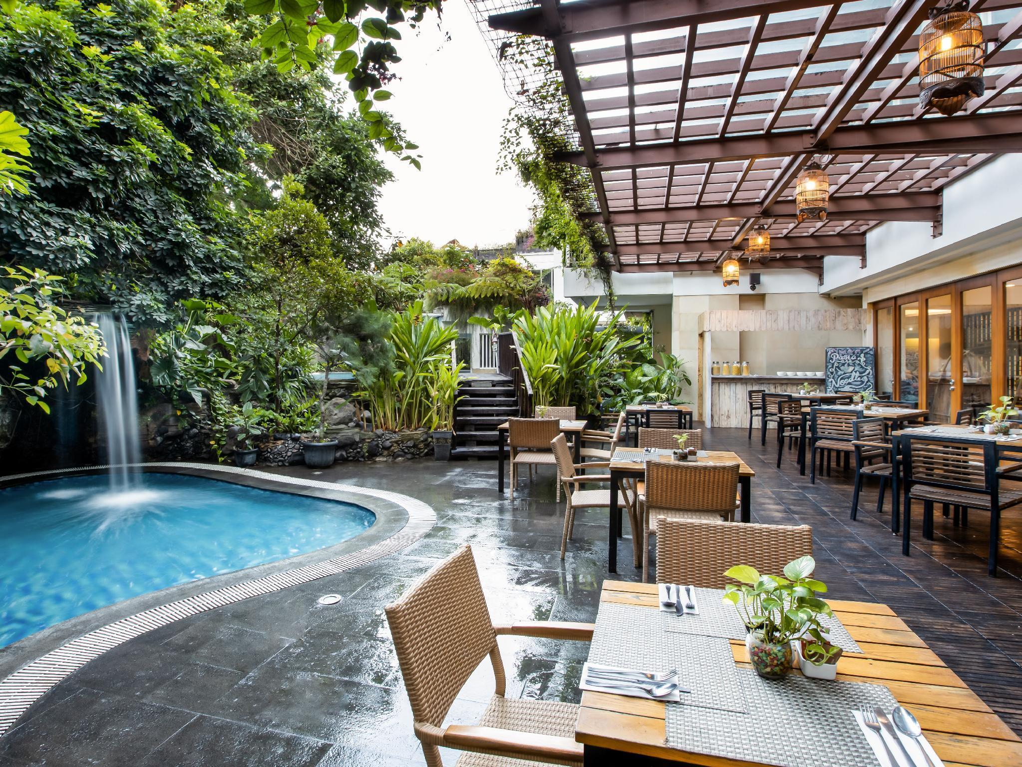 Jambuluwuk Malioboro Hotel Джокьякарта Экстерьер фото The Garden Grill