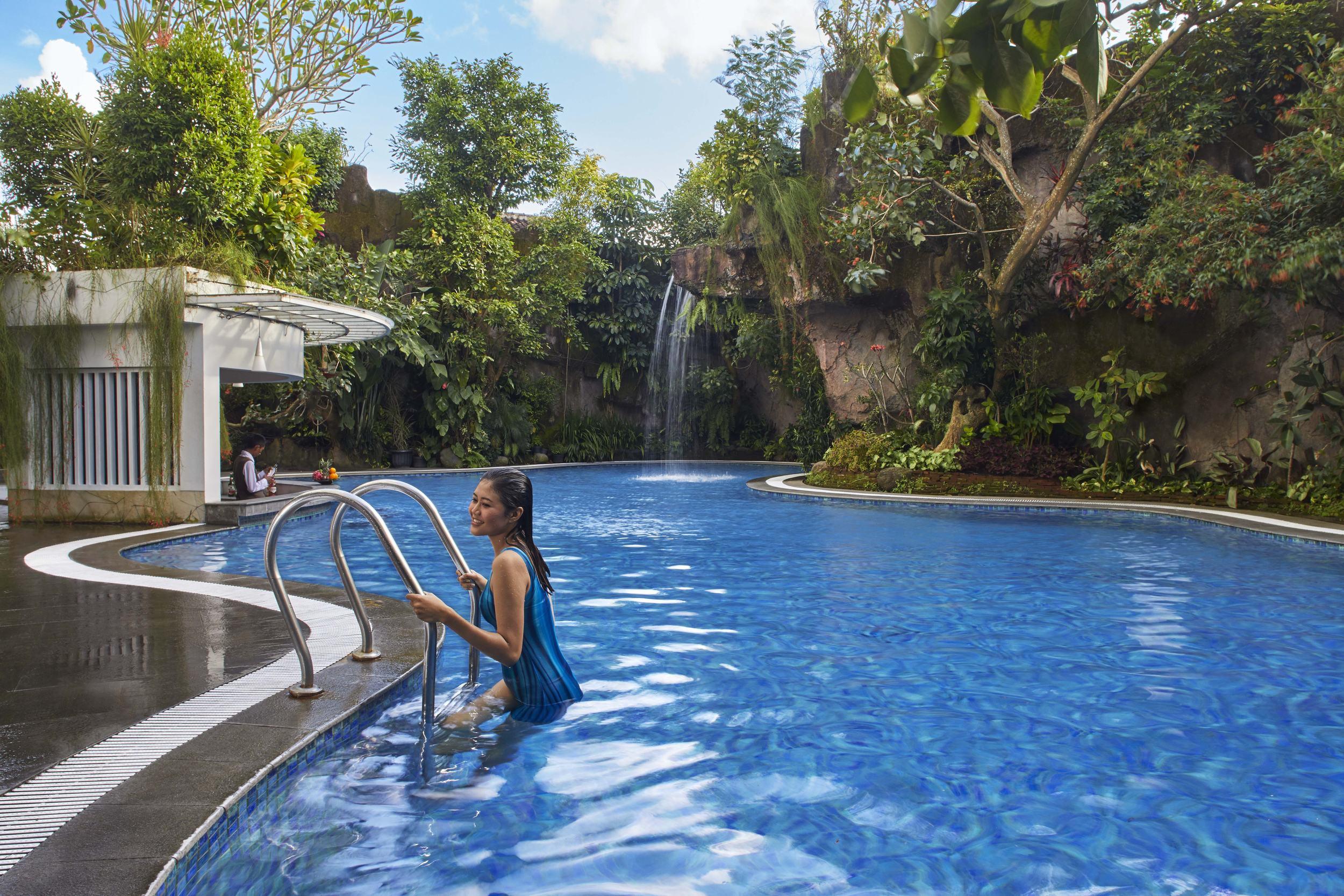 Jambuluwuk Malioboro Hotel Джокьякарта Экстерьер фото The swimming pool at the resort