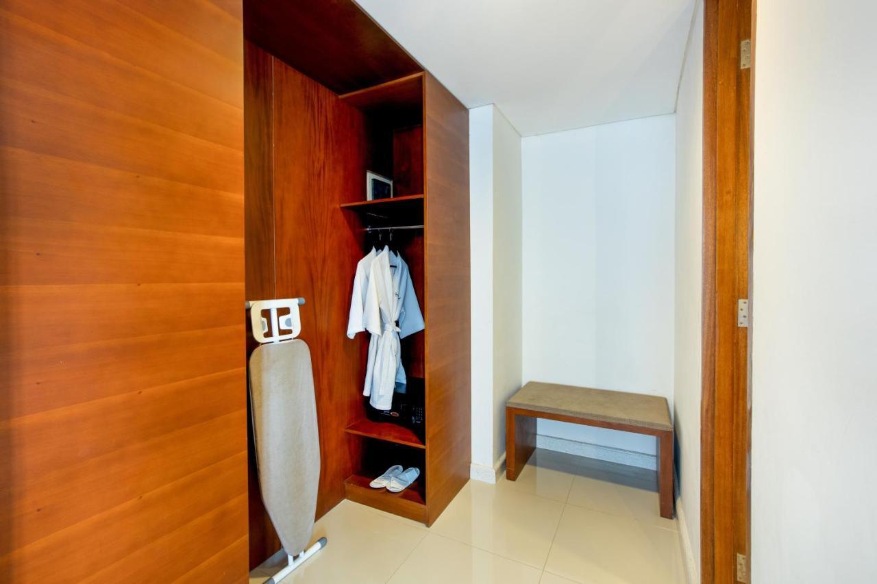 Jambuluwuk Malioboro Hotel Джокьякарта Экстерьер фото A wardrobe