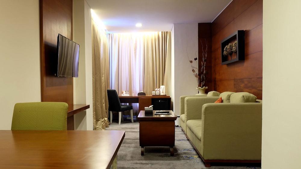 Jambuluwuk Malioboro Hotel Джокьякарта Экстерьер фото Suite