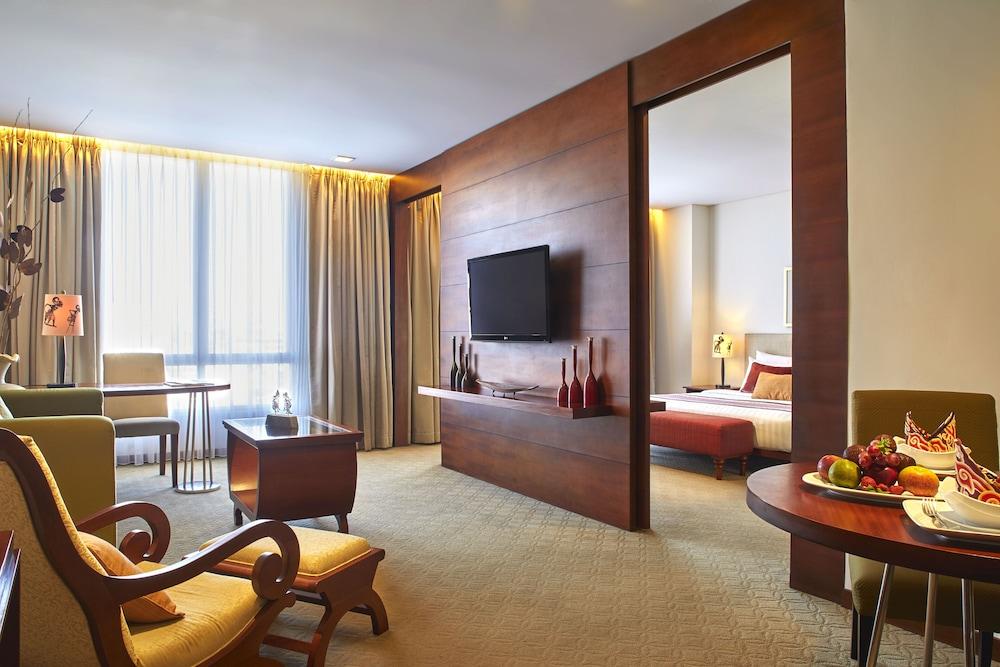 Jambuluwuk Malioboro Hotel Джокьякарта Экстерьер фото Suite