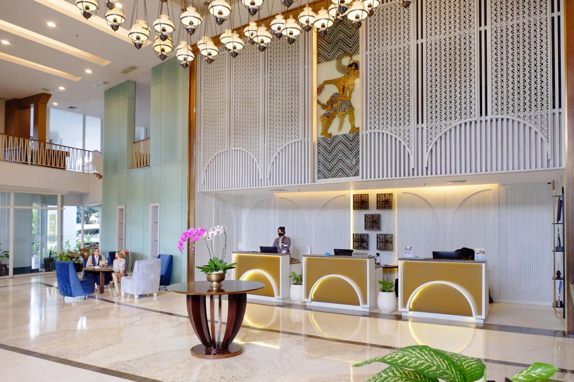 Jambuluwuk Malioboro Hotel Джокьякарта Экстерьер фото Lobby