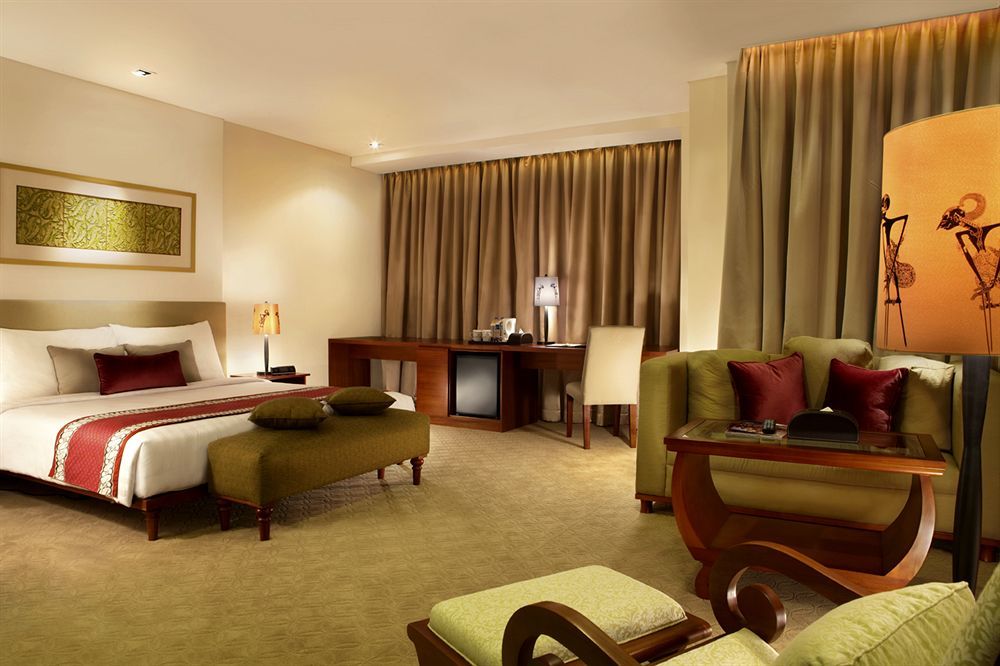 Jambuluwuk Malioboro Hotel Джокьякарта Экстерьер фото A suite at the Taj Bengal