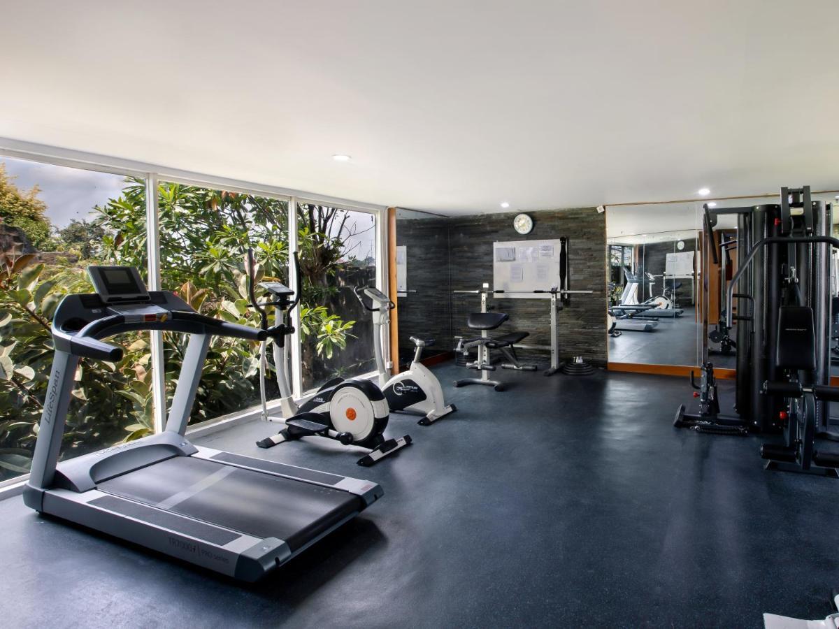 Jambuluwuk Malioboro Hotel Джокьякарта Экстерьер фото The gym at the hotel