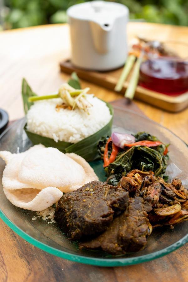 Jambuluwuk Malioboro Hotel Джокьякарта Экстерьер фото Tumpeng, a traditional dish of Indonesia